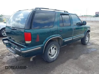 1998 Chevrolet Blazer LS z VIN 1GNDT13W7W2219654, wystawiony jako IAAI lot #42275733 z przebiegiem 150 384 mil mil oraz . Historia ofert i sprzedaży dostępna na DreamBid. Obrazek 4.