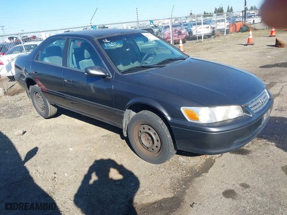 2000 Toyota Camry CE with VIN JT2BG22K7Y0501602, listed as a IAAI auction lot 41841064 with 236,611 mi miles. Bid and sale history available at carsss.com. Image 1.