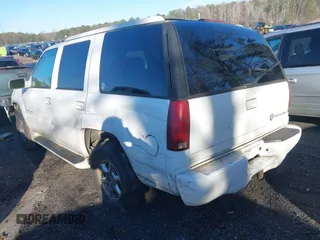 2000 Cadillac Escalade z VIN 1GYEK63R2YR230105, wystawiony jako IAAI lot #41575390 z przebiegiem 258 152 mil mil oraz . Historia ofert i sprzedaży dostępna na DreamBid. Obrazek 3.