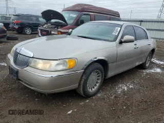 2001 Lincoln Town Car Executive z VIN 1LNHM81W31Y733358, wystawiony jako Copart lot #85582644 z przebiegiem 88 418 mil mil oraz Szkoda całkowita • Salvage title. Historia ofert i sprzedaży dostępna na DreamBid. Obrazek 1.