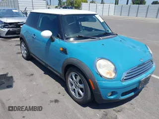 2007 MINI Hardtop with VIN WMWMF335X7TT54929, listed as a IAAI auction lot 42173757 with 71,496 mi miles and . Bid and sale history available at DreamBid. Image 1.