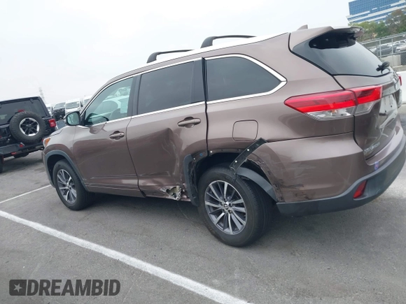 2018 Toyota Highlander SE z VIN 5TDKZRFH6JS248476, wystawiony jako IAAI lot #42644155 z przebiegiem 37 054 mil mil oraz . Historia ofert i sprzedaży dostępna na DreamBid. Obrazek 14.