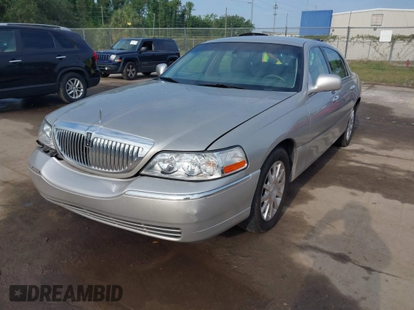 2007 Lincoln Town Car Signature с VIN 1LNHM81V97Y603665, выставлен на аукционе IAAI как лот 42224688 с пробегом 82 861 миль миль и . История ставок и продаж доступна на DreamBid. Изображение 2.