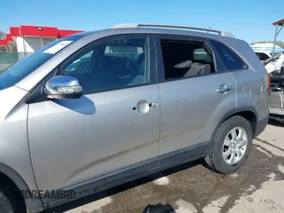 2013 Kia Sorento LX z VIN 5XYKT4A65DG354509, wystawiony jako IAAI lot #41996451 z przebiegiem 97 647 mil mil oraz . Historia ofert i sprzedaży dostępna na DreamBid. Obrazek 6.