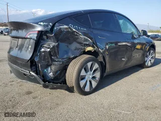 2024 Tesla Model Y with VIN 7SAYGDED4RF032615, listed as a Copart auction lot 43135135 with 2,061 mi miles and Salvage Title. Bid and sale history available at carsss.com. Image 3.