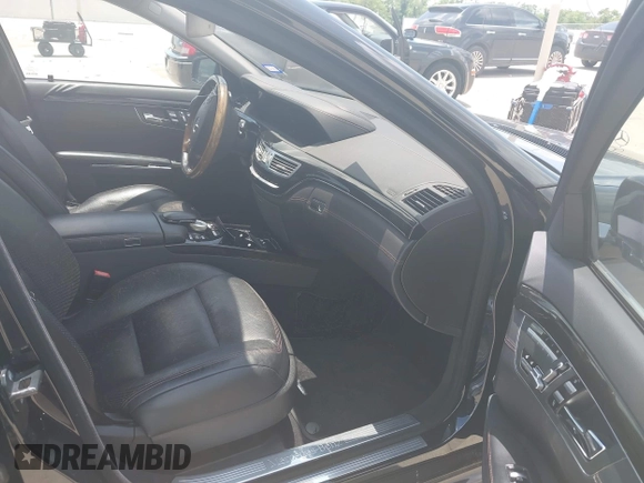 2012 Mercedes-Benz S 550 z VIN WDDNG7DB2CA430249, wystawiony jako IAAI lot #42393133 z przebiegiem 107 283 mil mil oraz . Historia ofert i sprzedaży dostępna na DreamBid. Obrazek 5.