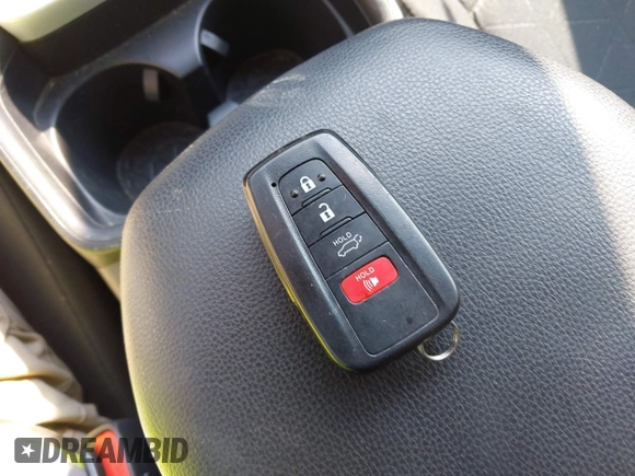 2020 Toyota RAV4 Hybrid XLE z VIN 2T3RWRFVXLW054810, wystawiony jako IAAI lot #42411211 z przebiegiem 94 523 mil mil oraz . Historia ofert i sprzedaży dostępna na DreamBid. Obrazek 11.