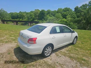 2009 Toyota Yaris z VIN JTDBT903991341371, wystawiony jako Copart lot #57634955 z przebiegiem 205 618 mil mil oraz Tytuł czysty. Historia ofert i sprzedaży dostępna na DreamBid. Obrazek 4.