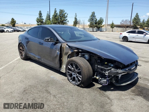 2022 Tesla Model S z VIN 5YJSA1E53NF491494, wystawiony jako Copart lot #56483015 z przebiegiem 31 507 mil mil oraz Szkoda całkowita • Salvage title. Historia ofert i sprzedaży dostępna na DreamBid. Obrazek 4.
