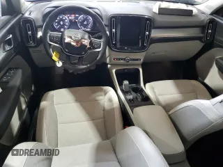 2020 Volvo XC40 Momentum z VIN YV4162UK4L2200587, wystawiony jako Copart lot #55737555 z przebiegiem 32 785 mil mil oraz Szkody całkowita. Historia ofert i sprzedaży dostępna na DreamBid. Obrazek 8.