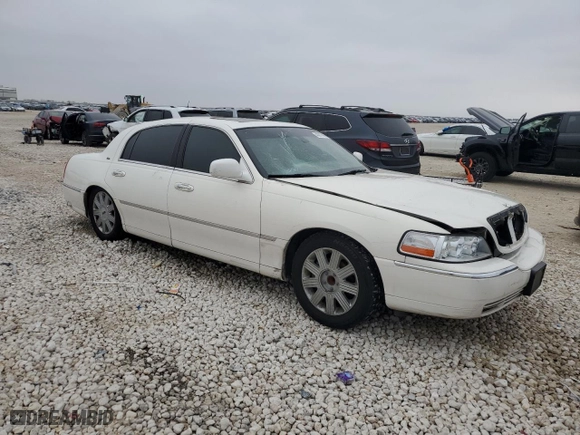 2003 Lincoln Town Car Cartier with VIN 1LNHM83W23Y627418, listed as a Copart auction lot 43817895 with 141,414 mi miles and Salvage Title. Bid and sale history available at carsss.com. Image 4.