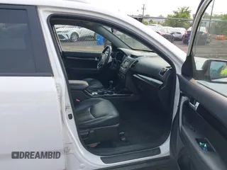 2015 Kia Sorento LX z VIN 5XYKTDA7XFG604872, wystawiony jako IAAI lot #42419997 z przebiegiem 174 676 mil mil oraz . Historia ofert i sprzedaży dostępna na DreamBid. Obrazek 5.