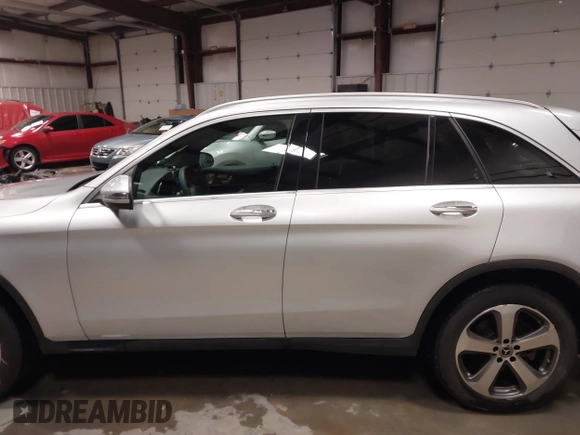 2020 Mercedes-Benz GLC 300 z VIN WDC0G8EB9LF686846, wystawiony jako IAAI lot #41371940 z przebiegiem 64 188 mil mil oraz . Historia ofert i sprzedaży dostępna na DreamBid. Obrazek 14.