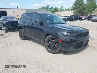 2023 Jeep Grand Cherokee Laredo z VIN 1C4RJHAG2PC660094, wystawiony jako IAAI lot #42390290 z przebiegiem 27 802 mil mil oraz . Historia ofert i sprzedaży dostępna na DreamBid. Obrazek 1.