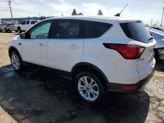 2019 Ford Escape SE z VIN 1FMCU9GD6KUB85600, wystawiony jako Copart lot #53521945 z przebiegiem 106 906 mil mil oraz Czysty tytuł • Clean title. Historia ofert i sprzedaży dostępna na DreamBid. Obrazek 2.