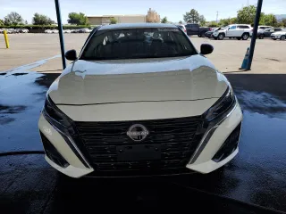 2025 Nissan Altima SV z VIN 1N4BL4DV5SN353777, wystawiony jako Copart lot #57361185 z przebiegiem 6 047 mil mil oraz Szkoda całkowita • Salvage title. Historia ofert i sprzedaży dostępna na DreamBid. Obrazek 5.