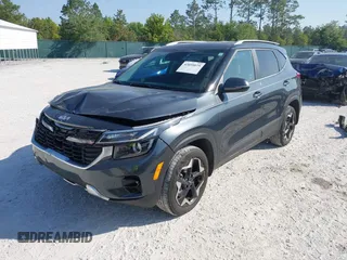 2024 Kia Seltos EX z VIN KNDERCAA8R7600290, wystawiony jako IAAI lot #42059075 z przebiegiem 32 639 mil mil oraz . Historia ofert i sprzedaży dostępna na DreamBid. Obrazek 2.