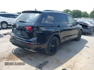 2021 Volkswagen Tiguan SE z VIN 3VV3B7AX0MM047478, wystawiony jako IAAI lot #42144239 z przebiegiem 55 468 mil mil oraz . Historia ofert i sprzedaży dostępna na DreamBid. Obrazek 4.
