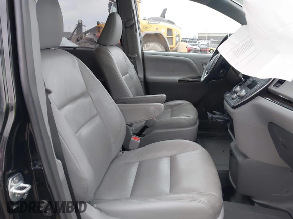 2017 Toyota Sienna XLE Auto Access Seat with VIN 5TDYZ3DC6HS826682, listed as a IAAI auction lot 41932138 with 33,827 mi miles. Bid and sale history available at carsss.com. Image 5.
