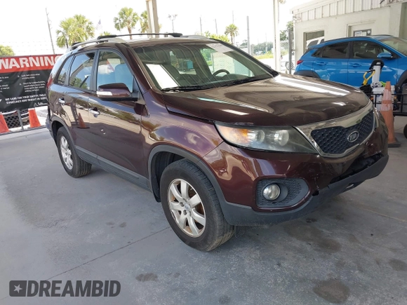 2012 Kia Sorento LX z VIN 5XYKT4A6XCG218424, wystawiony jako IAAI lot #42351646 z przebiegiem 185 016 mil mil oraz . Historia ofert i sprzedaży dostępna na DreamBid. Obrazek 1.