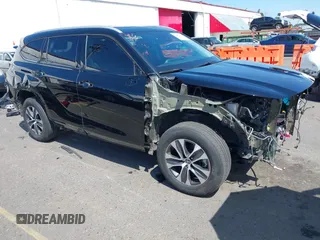 2022 Toyota Highlander XLE z VIN 5TDGZRBH2NS231580, wystawiony jako IAAI lot #42157613 z przebiegiem 28 079 mil mil oraz . Historia ofert i sprzedaży dostępna na DreamBid. Obrazek 1.