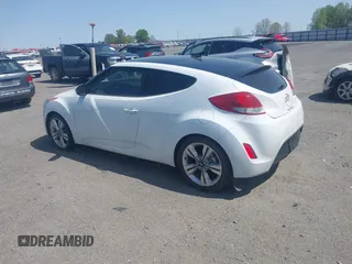 2016 Hyundai Veloster z VIN KMHTC6AD9GU272411, wystawiony jako IAAI lot #41904711 z przebiegiem 133 490 mil mil oraz . Historia ofert i sprzedaży dostępna na DreamBid. Obrazek 3.