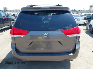 2013 Toyota Sienna LE AAS z VIN 5TDKK3DCXDS328201, wystawiony jako IAAI lot #42773579 z przebiegiem 106 890 mil mil oraz . Historia ofert i sprzedaży dostępna na DreamBid. Obrazek 17.