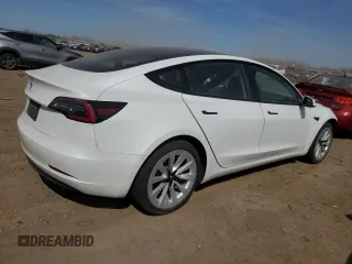 2021 Tesla Model 3 Standard Range Plus z VIN 5YJ3E1EA6MF059194, wystawiony jako Copart lot #53483595 z przebiegiem 22 072 mil mil oraz Szkody całkowita. Historia ofert i sprzedaży dostępna na DreamBid. Obrazek 3.
