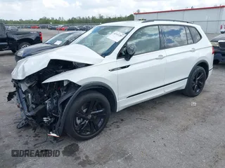 2024 Volkswagen Tiguan SE R-Line Black z VIN 3VVCB7AX1RM037369, wystawiony jako IAAI lot #41911287 z przebiegiem 16 458 mil mil oraz . Historia ofert i sprzedaży dostępna na DreamBid. Obrazek 17.