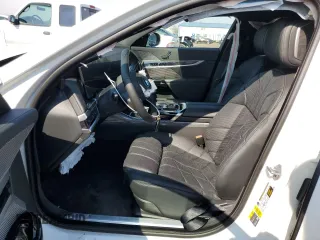 2023 BMW i7 xDrive60 z VIN WBY53EJ03PCM80194, wystawiony jako Copart lot #44192494 z przebiegiem Nie podano mil oraz . Historia ofert i sprzedaży dostępna na DreamBid. Obrazek 7.