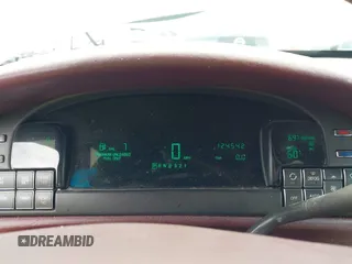 1998 Cadillac DeVille z VIN 1G6KD54Y7WU740871, wystawiony jako IAAI lot #42259686 z przebiegiem 124 542 mil mil oraz . Historia ofert i sprzedaży dostępna na DreamBid. Obrazek 7.