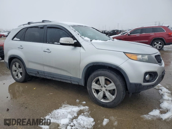 2013 Kia Sorento EX с VIN 5XYKU4A61DG351443, выставлен на аукционе Copart как лот 86988774 с пробегом 196 542 миль миль и Списание • Salvage title. История ставок и продаж доступна на DreamBid. Изображение 4.