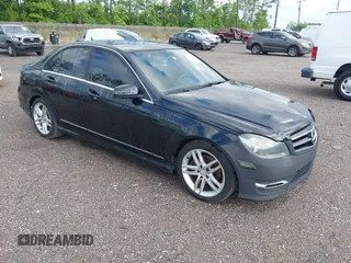 2014 Mercedes-Benz C 250 Sport z VIN WDDGF4HB0EA957858, wystawiony jako IAAI lot #42253090 z przebiegiem 192 097 mil mil oraz . Historia ofert i sprzedaży dostępna na DreamBid. Obrazek 1.