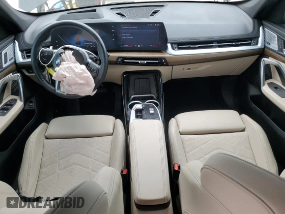 2024 BMW X1 xDrive28i z VIN WBX73EF07R5Y34795, wystawiony jako Copart lot #52121345 z przebiegiem 8 605 mil mil oraz Nie do naprawy • Non repairable. Historia ofert i sprzedaży dostępna na DreamBid. Obrazek 8.