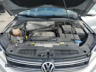 2013 Volkswagen Tiguan S z VIN WVGAV3AX2DW616476, wystawiony jako Copart lot #55313615 z przebiegiem 129 105 mil mil oraz Szkody całkowita. Historia ofert i sprzedaży dostępna na DreamBid. Obrazek 11.