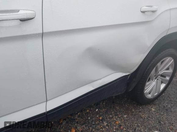 2023 Volkswagen Atlas SE z VIN 1V2KE2CA7PC208457, wystawiony jako IAAI lot #41479156 z przebiegiem 45 704 mil mil oraz . Historia ofert i sprzedaży dostępna na DreamBid. Obrazek 6.