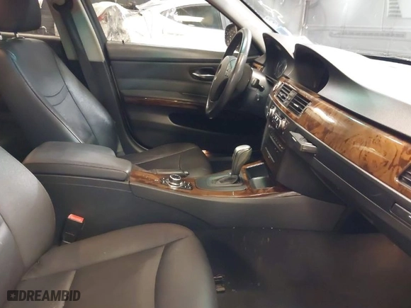 2011 BMW 3 Series 328i xDrive with VIN WBAPK5C5XBA658075, listed as a IAAI auction lot 41998069 with 92,562 mi miles. Bid and sale history available at carsss.com. Image 5.