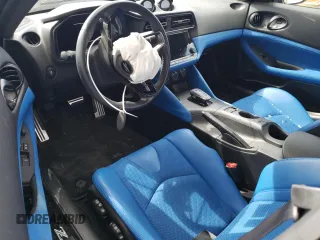 2023 Nissan Z Performance z VIN JN1BZ4BH4PM311459, wystawiony jako Copart lot #52156984 z przebiegiem 12 312 mil mil oraz Szkoda całkowita • Salvage title. Historia ofert i sprzedaży dostępna na DreamBid. Obrazek 8.