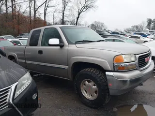 2000 GMC New Sierra 1500 SLE with VIN 2GTEK19T6Y1391951, listed as a IAAI auction lot 41419636 with 281,748 mi miles. Bid and sale history available at carsss.com. Image 1.