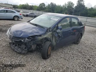 2009 Nissan Versa S z VIN 3N1BC11E19L433572, wystawiony jako Copart lot #54084215 z przebiegiem 144 178 mil mil oraz Szkoda całkowita • Salvage title. Historia ofert i sprzedaży dostępna na DreamBid. Obrazek 1.