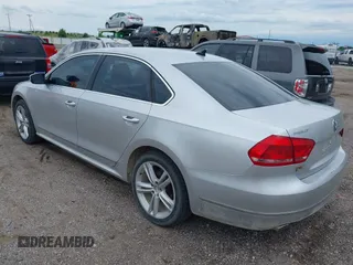 2013 Volkswagen Passat SE z VIN 1VWBN7A30DC056730, wystawiony jako IAAI lot #42542464 z przebiegiem 190 608 mil mil oraz . Historia ofert i sprzedaży dostępna na DreamBid. Obrazek 3.