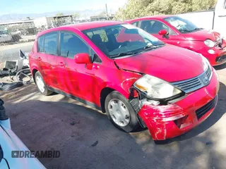 2008 Nissan Versa S z VIN 3N1BC13E68L385644, wystawiony jako IAAI lot #42346835 z przebiegiem 119 435 mil mil oraz . Historia ofert i sprzedaży dostępna na DreamBid. Obrazek 1.