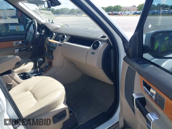 2011 Land Rover LR4 HSE z VIN SALAG2D47BA570625, wystawiony jako IAAI lot #42262798 z przebiegiem 131 107 mil mil oraz . Historia ofert i sprzedaży dostępna na DreamBid. Obrazek 5.
