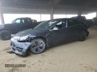 2019 Tesla Model 3 Mid Range z VIN 5YJ3E1EA7KF308194, wystawiony jako Copart lot #45698265 z przebiegiem 53 331 mil mil oraz Szkody całkowita. Historia ofert i sprzedaży dostępna na DreamBid. Obrazek 1.
