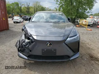 2024 Lexus RZ 450e Premium z VIN JTJAAAAB1RA024965, wystawiony jako Copart lot #54575025 z przebiegiem 4536 mil mil oraz Szkody całkowita. Historia ofert i sprzedaży dostępna na DreamBid. Obrazek 5.