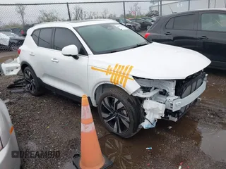 2024 Volvo XC40 Plus Bright Theme z VIN YV4L12UEXR2202130, wystawiony jako IAAI lot #41876910 z przebiegiem 15 997 mil mil oraz . Historia ofert i sprzedaży dostępna na DreamBid. Obrazek 1.