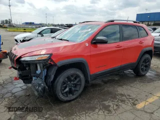2017 Jeep Cherokee Trailhawk z VIN 1C4PJMBB2HW635473, wystawiony jako Copart lot #60333705 z przebiegiem 131 053 mil mil oraz Czysty tytuł • Clean title. Historia ofert i sprzedaży dostępna na DreamBid. Obrazek 1.