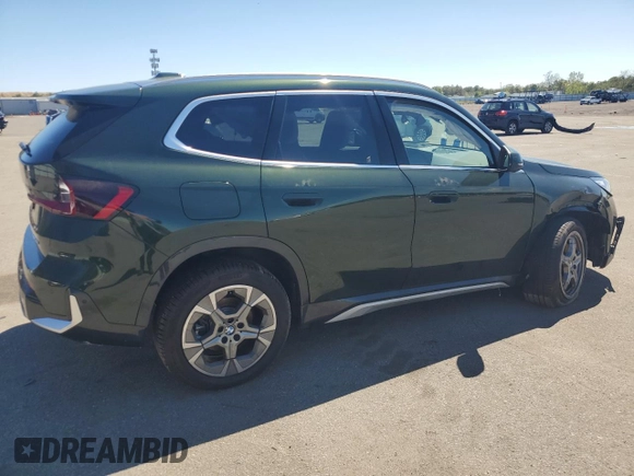 2025 BMW X1 xDrive28i z VIN WBX73EF04S5087145, wystawiony jako Copart lot #55381395 z przebiegiem 2551 mil mil oraz Szkody całkowita. Historia ofert i sprzedaży dostępna na DreamBid. Obrazek 3.
