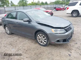 2013 Volkswagen Jetta SE z VIN 3VWDX7AJ7DM426720, wystawiony jako IAAI lot #42366632 z przebiegiem 142 318 mil mil oraz . Historia ofert i sprzedaży dostępna na DreamBid. Obrazek 1.