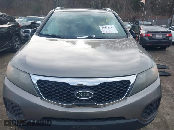 2011 Kia Sorento LX with VIN 5XYKTDA2XBG122465, listed as a IAAI auction lot 41832935 with 163,873 mi miles. Bid and sale history available at carsss.com. Image 12.